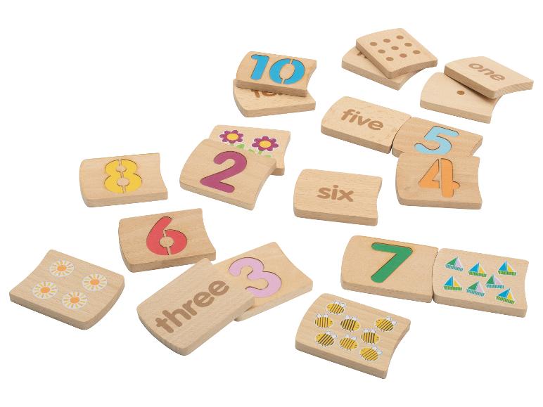 Dřevěné puzzle s čísly a obrázky pro učení počítání.