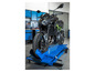 Motocykl Kawasaki na modré hydraulické zvedací plošině.