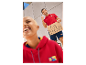 Červená mikina s kapucí a červené Lidl-Trek polokošile.