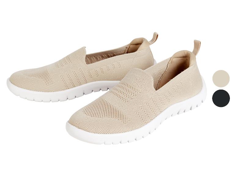 Béžové slip-on tenisky s bílou podrážkou.