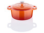 Oranžový litinový hrnec s pokličkou.