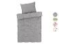 Šedá souprava ložního prádla s pruhy, včetně povlaku na polštář a přikrývku.
