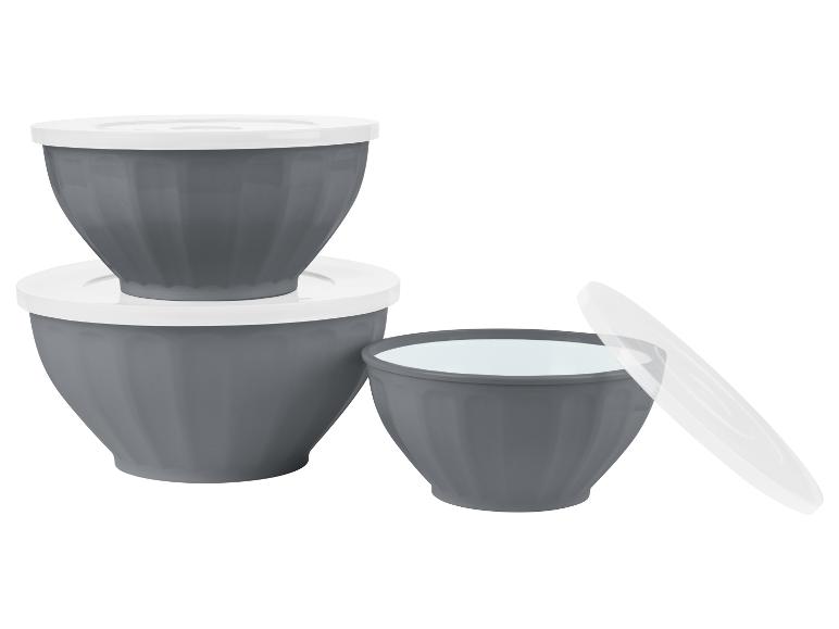 Tři šedé misky s bílými víčky.