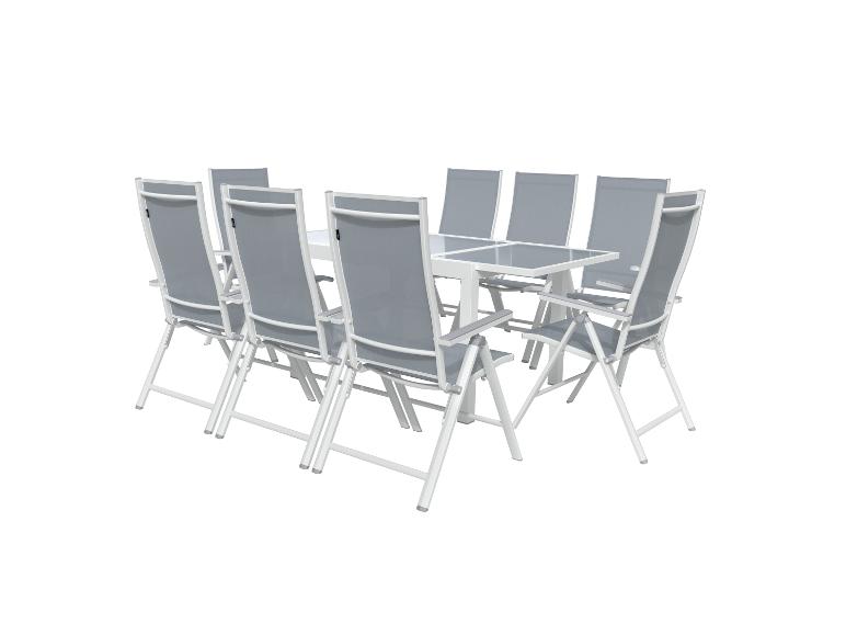 Zahradní nábytek: bílý stůl a osm šedých skládacích židlí.