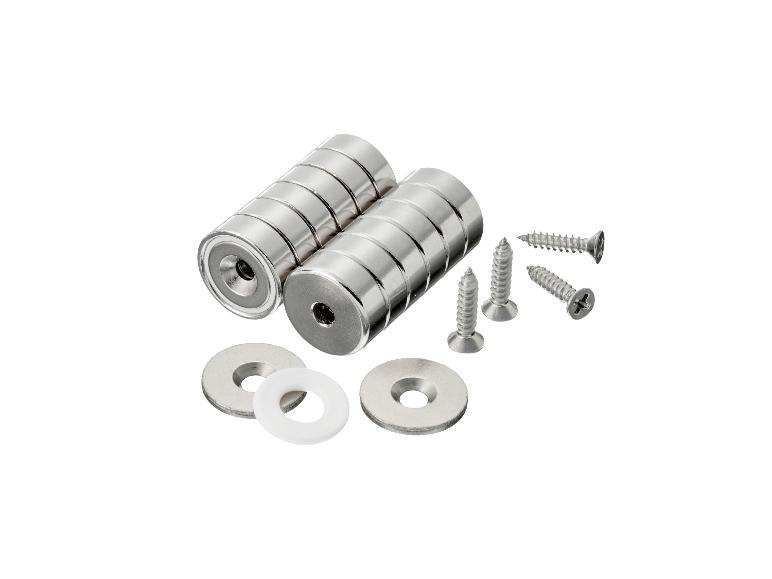 Neodymové magnety se šrouby a podložkami pro upevnění.