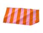 Plážový ručník s růžovo-oranžovými pruhy.