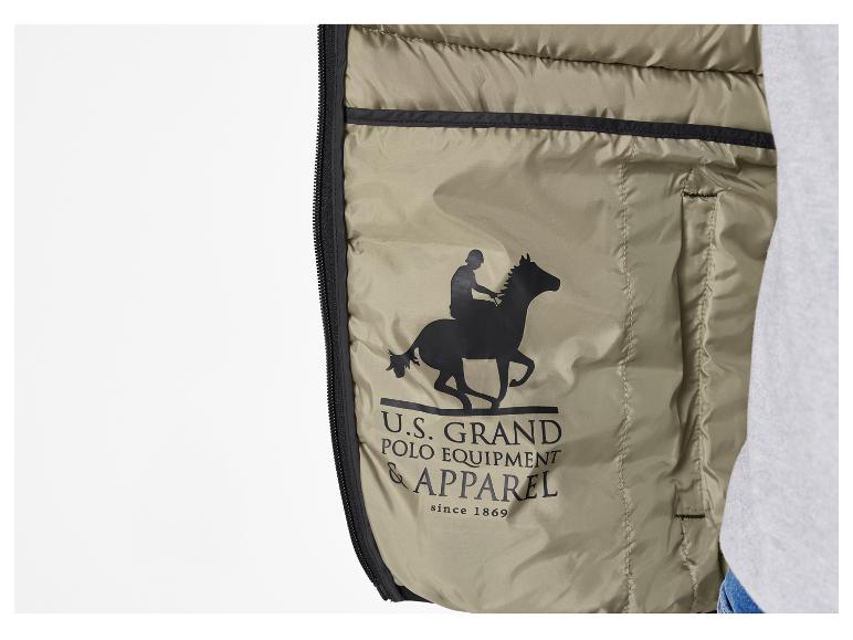 Detail zelené bundy U.S. Grand Polo Equipment & Apparel s jezdcem na koni.