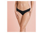 Žena má na sobě černé bikiny.
