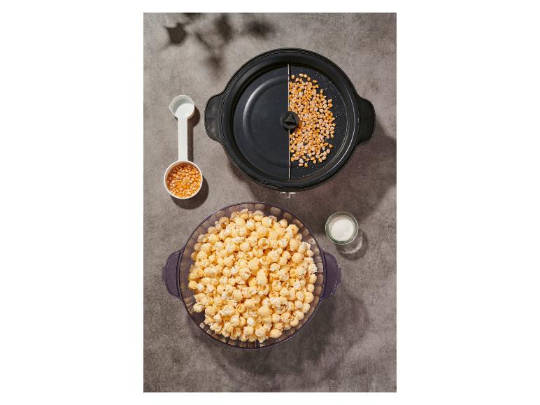 Popcorn v misce, kukuřičná zrna v popcornovači a odměrka.