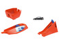 Hot Wheels auto s závodní dráhou s rampou a startovním místem.