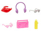 Barbie boombox, sluneční brýle, klobouk, láhev na vodu a sluchátka.