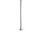 Moderní trubicová stojací lampa s kulatou chromovou základnou a černým kabelem.