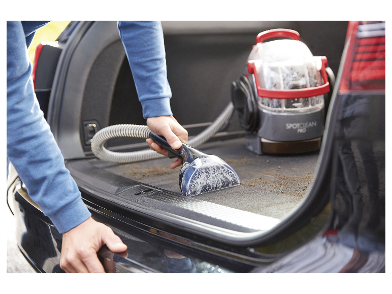 Čištění auta vysavačem SpotClean Pro.