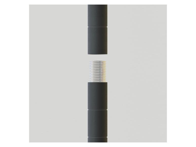 Detail závitové kovové tyče spojující dvě tmavě šedé válcové součásti.