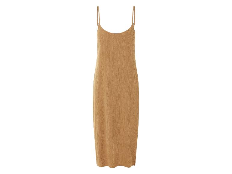 Dlouhé béžové šaty na tenkých ramínkách, minimalistický styl.