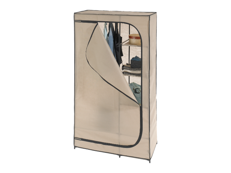 Béžová textilní skříň s oblečením a doplňky.