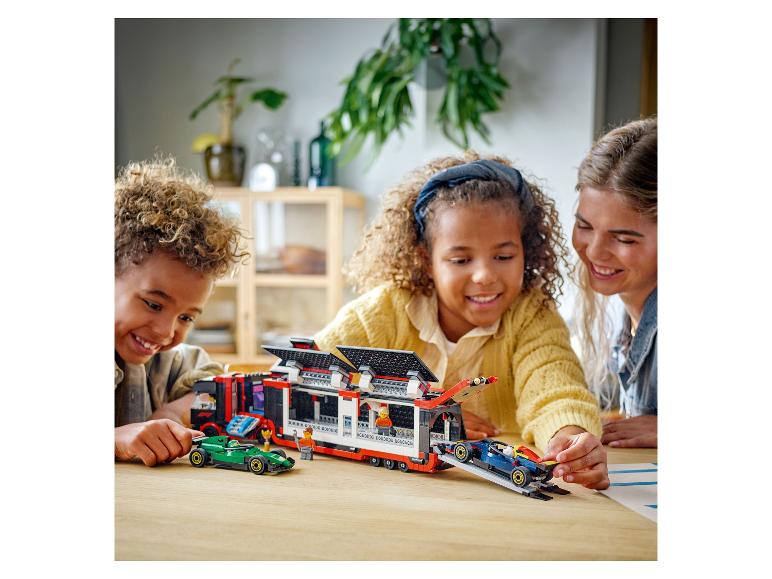 Děti a dospělý si hrají se stavebnicí LEGO Speed Champions.
