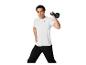 Muž v bílém tričku a černých kalhotách drží černý kettlebell.
