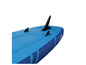 Modrý nafukovací paddleboard se třemi ploutvemi.