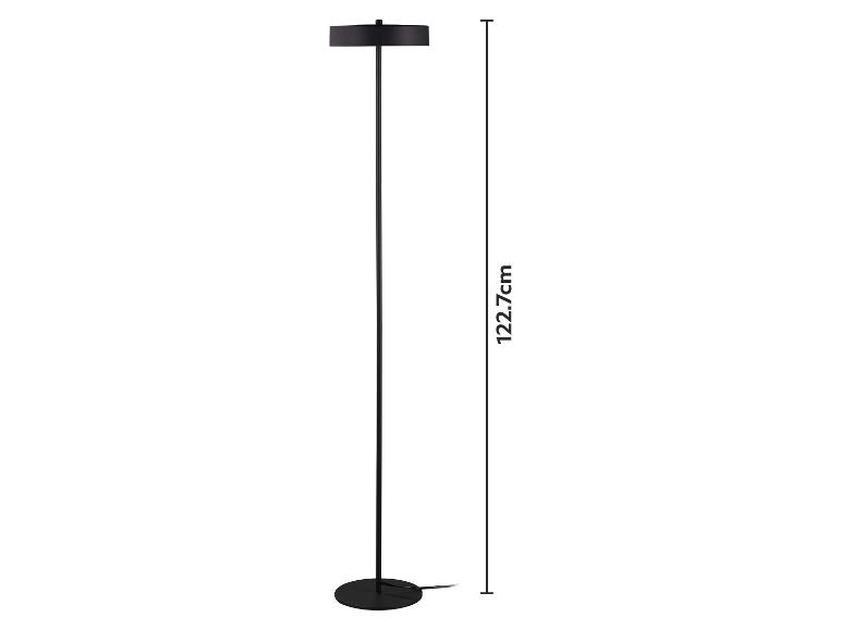 Černá stojací lampa s kulatou základnou a výškou 122,7 cm.