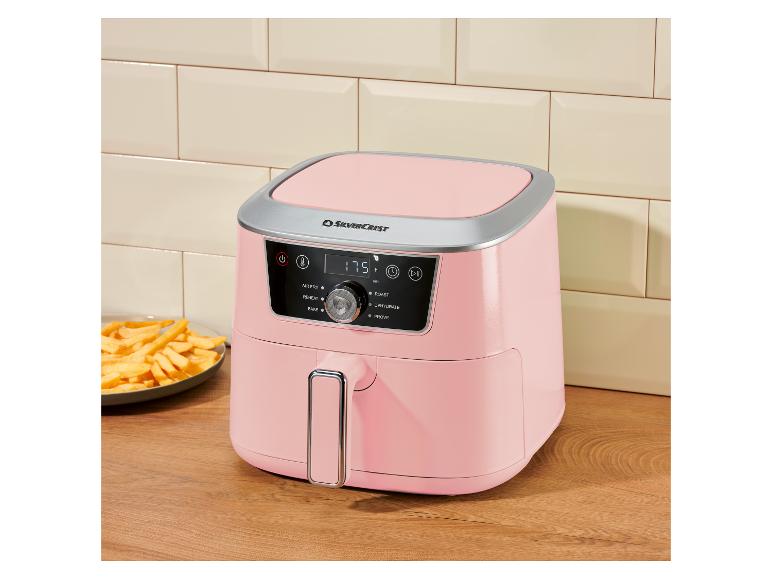 Růžová horkovzdušná fritéza s hranolky, digitální displej zobrazuje 175 h min.