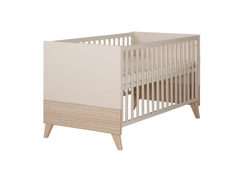 Dřevěná dětská postýlka s moderním designem ve světlých barvách.