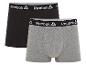 Dva páry boxerů Reebok, jeden černý a jeden šedý.