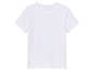Bílé tričko s krátkým rukávem.
