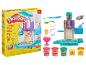 Play-Doh Rainbow Swirl Ice Cream Playset se strojem, příslušenstvím a 5 kelímky modelovací hmoty.