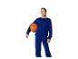 Žena v modré sportovní soupravě drží basketbalový míč.