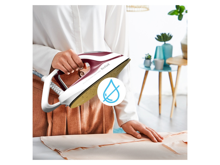 Žena žehlí s Tefal žehličkou bez páry.
