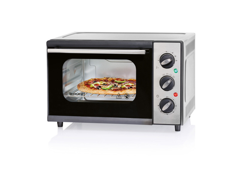 Černá a stříbrná trouba Silvercrest s pizzou uvnitř.