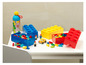 LEGO úložné boxy v červené, žluté a modré barvě s LEGO figurkami a kostkami.