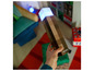 Ruka drží lampu Minecraft.