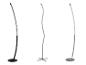 Tři různé LED stojací lampy: černá, stříbrná s vlnitým dříkem a stříbrná se zakřiveným dříkem.