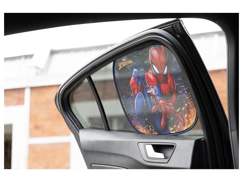 Auto s ochranným štítem proti slunci Spider-Mana v okně.