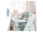 Stokke Tripp Trapp vysoká židle v mátové zelené barvě v dětském pokoji.
