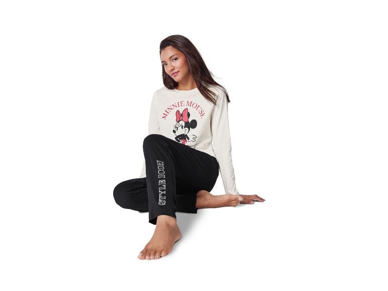 Žena v tričku s dlouhým rukávem Minnie Mouse a černých teplácích