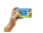 Ruka drží herní konzoli Paw Patrol Cyber Arcade Pocket