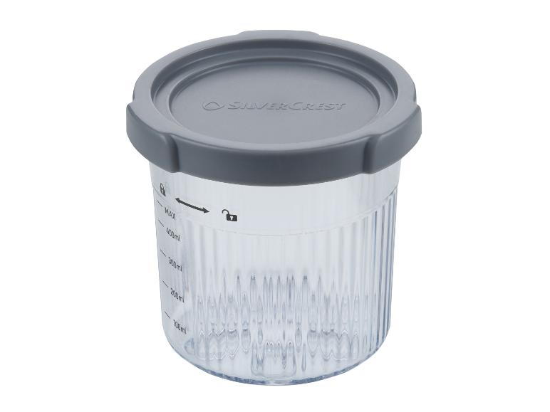 Průhledná nádoba s šedým víkem, odměrka do 400 ml, se značkami zámku/odemknutí.