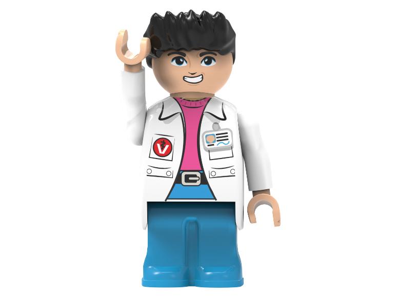 Lego figurka muže s černými vlasy, brýlemi, laboratorním pláštěm a modrými kalhotami.
