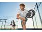 Muž a žena hrající padel venku, muž drží padelovou raketu.