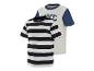 Dvě trička s krátkým rukávem: jedno pruhované bílo-modré a jedno bílé s modrými rukávy a textem „NYC“.
