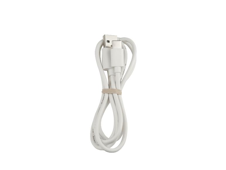 Bílý nabíjecí kabel USB-A na USB-C, svázaný gumičkou.