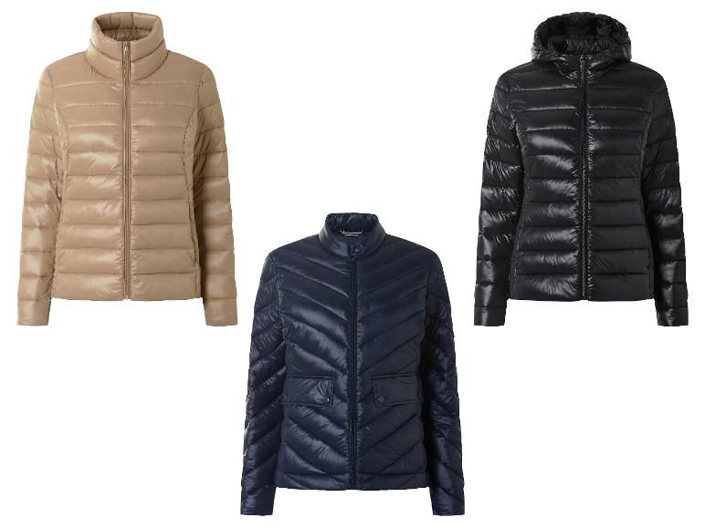Tři prošívané bundy: béžová, tmavě modrá a černá s kapucí.