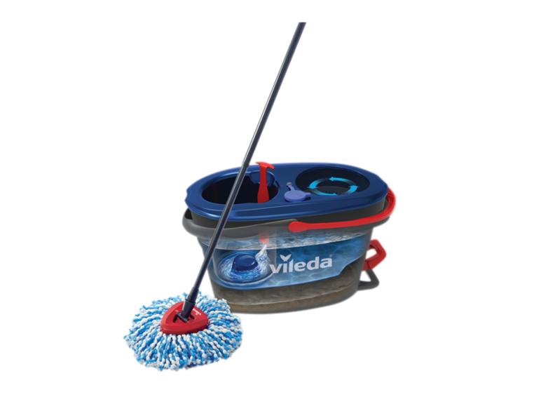 Vileda mop a kbelík s ždímačem na bílém pozadí.
