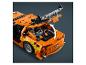 Oranžový model sportovního vozu LEGO Technic s otevřenou kapotou