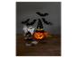 Halloweenská scéna s osvětlenou dýní, netopýry, duchy a pavouky.