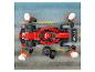 LEGO Ferrari Formule 1 auto s posádkou v boxech.