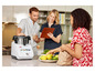 Muž používá kuchyňský robot Monsieur Cuisine Connect v kuchyni.